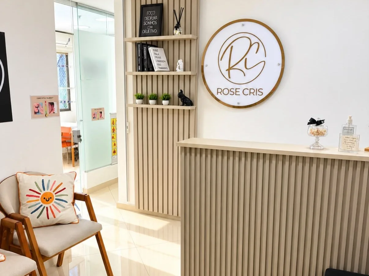 Recepção da Equipe ABA com balcão de atendimento e ambiente acolhedor