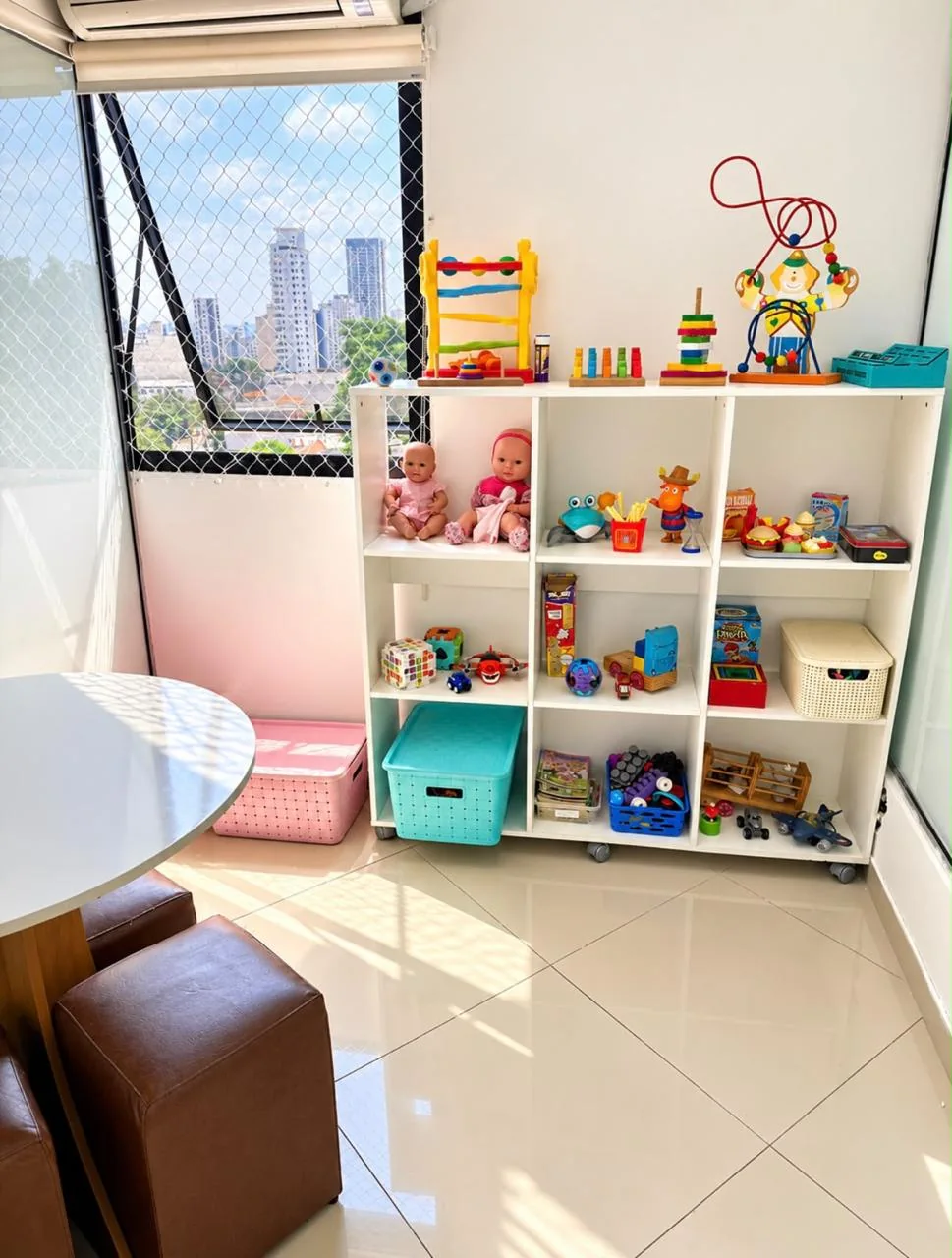 Sala de habilidades sociais com mesa, cadeiras e materiais de apoio visual