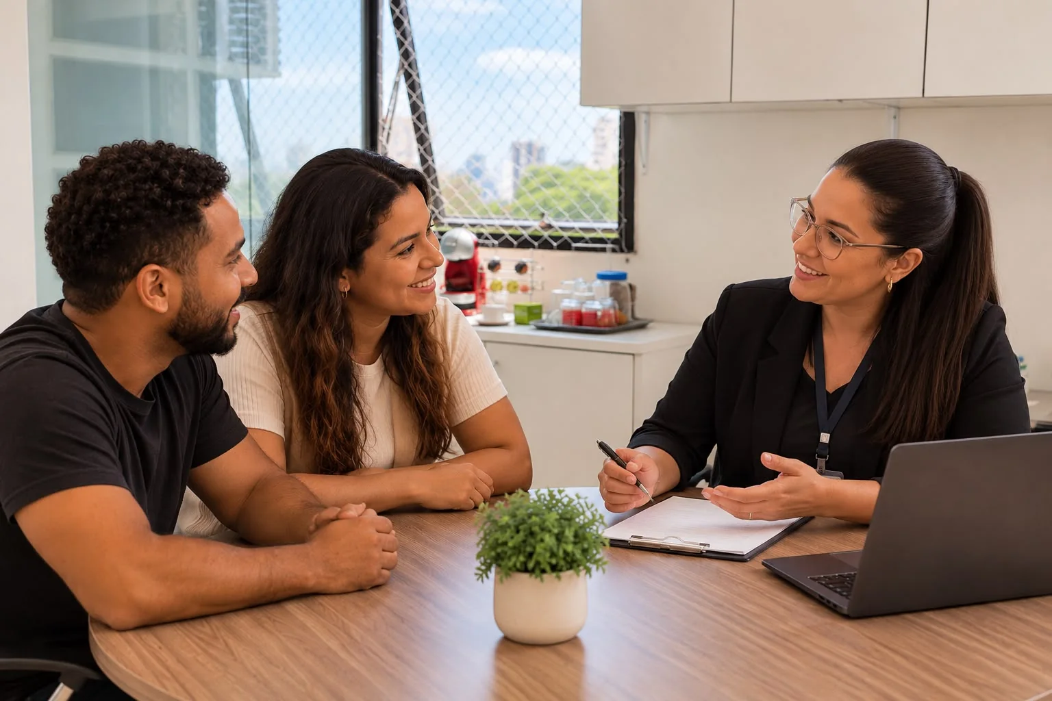 Profissional conversa com responsáveis durante uma reunião de orientação parental