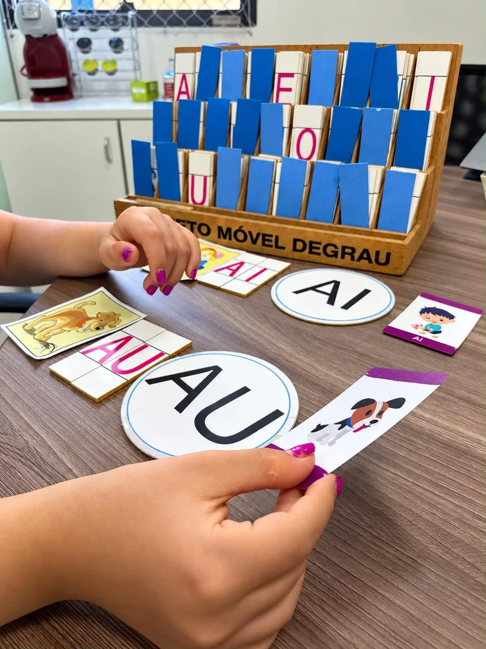 Cartões e materiais visuais organizados para apoiar atividades de aprendizagem