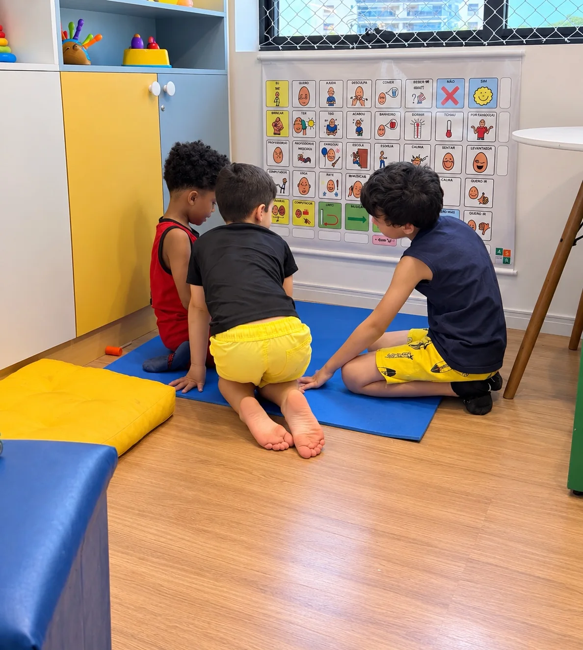 Criança brinca com peças e materiais lúdicos durante uma atividade de aprendizagem.
